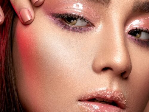 Trend make up primavera-estate 2023: Barbie style, sparkling  e Holographic mood