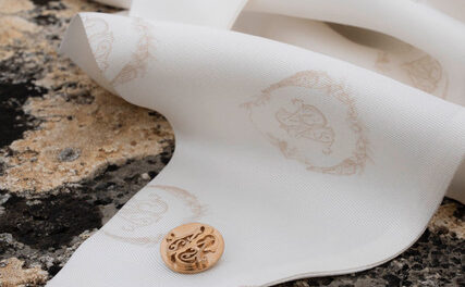 Sartoria Toscana celebra il primo anniversario con un foulard in seta bianco