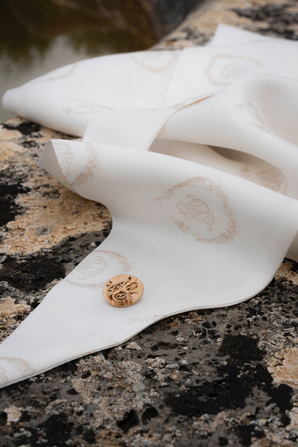 Sartoria Toscana celebra il primo anniversario con un foulard in seta bianco