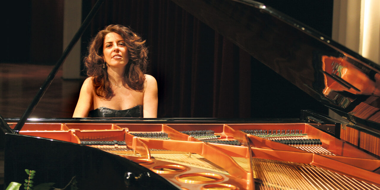 Cristiana Pegoraro – La talentuosa pianista di fama internazionale è l’ideatrice e direttore artistico di Narnia Festival, kermesse di musica, arte e cultura che ha ricevuto la nona Medaglia del Presidente della Repubblica   