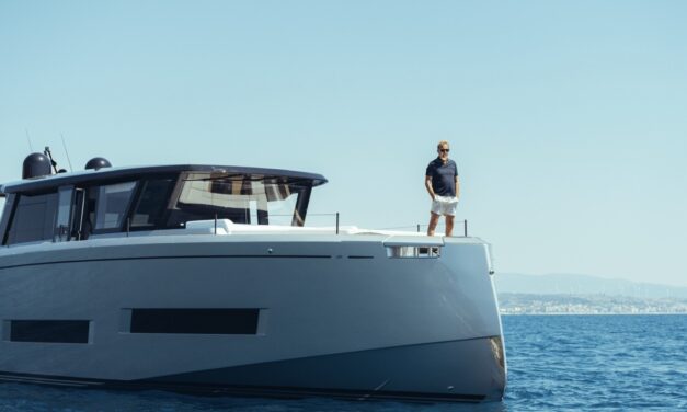 Pardo Yachts ha ospitato Kevin Costner per una crociera in occasione della presentazione del suo novo film Horizon al Magna Grecia Film Festival.