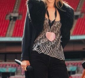 Suki Waterhouse brilla all’apertura del concerto di Taylor Swift a Wembley con i jeans di Shaft