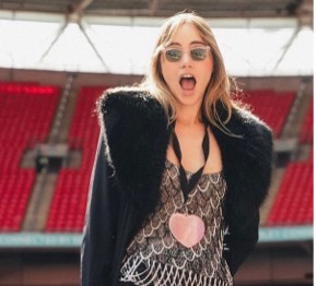 Suki Waterhouse brilla all’apertura del concerto di Taylor Swift a Wembley con i jeans di Shaft