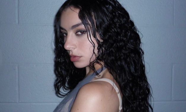 Valentino Beauty nomina Charli XCX come sua nuova musa