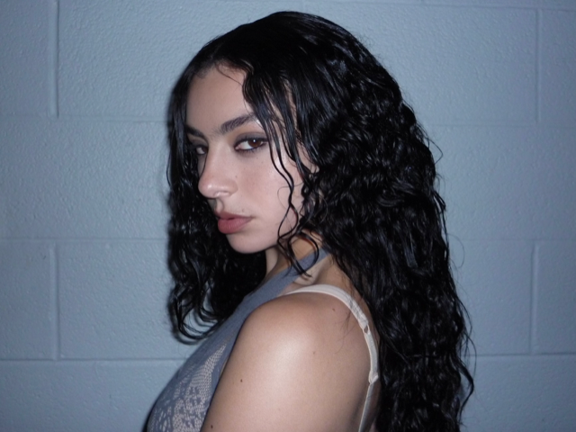 Valentino Beauty nomina Charli XCX come sua nuova musa