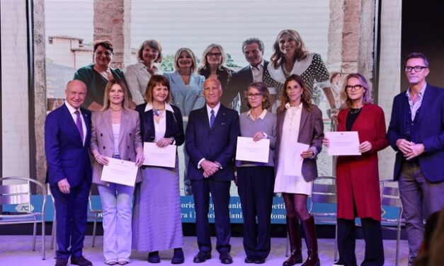 Il Museo Nicolis ha ricevuto il ”Premio Eccellenza 2024” – Consegnato a Silvia Nicolis da Angelo Sticchi Damiani, Presidente dell’Automobile Club d’Italia  