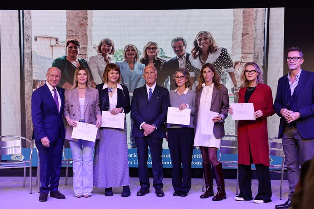 Il Museo Nicolis ha ricevuto il ”Premio Eccellenza 2024” – Consegnato a Silvia Nicolis da Angelo Sticchi Damiani, Presidente dell’Automobile Club d’Italia  