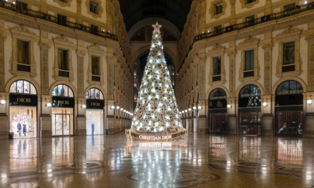 Dior firma l’Albero di Natale in Galleria Vittorio Emanuele II a Milano