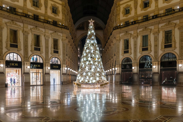 Dior firma l’Albero di Natale in Galleria Vittorio Emanuele II a Milano