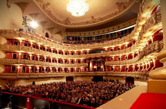 Fondazione Arena inaugura la 50^ stagione artistica al Teatro Filarmonico – Domenica 19 gennaio alle 15.30 si alzerà il sipario su Falstaff – Repliche il 22 alle 19, il 24 alle 20 e il 26 gennaio alle 15.30.