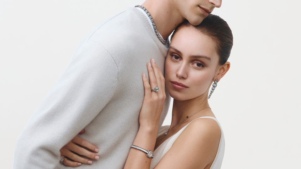 Boucheron presenta la campagna Suspended Moments 2025: Because of Love